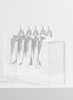 轻奢现代简约白色创意看书人像树脂摆件样板房客厅U桌面家居装饰