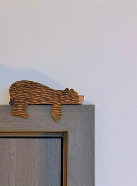 极速看门顶上有只熊有趣动物棕熊礼物木质V装饰品门顶摆件