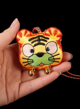 极速端午节手工刺绣老虎头铃铛香包D随身挂件儿童孩子挂脖式五彩