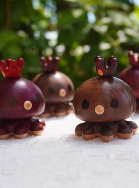 小章鱼摆件实木桌面摆件可爱萌宠动物木雕装饰皇冠冰箱贴