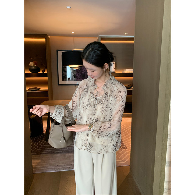 ເສື້ອຢືດ Chiffon ວ່າງຫູ - ເສື້ອເຊີດຊີດຜ່ານເລັກນ້ອຍ