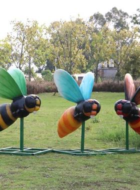 卡通蜜蜂摆件户外玻璃钢公园草地售楼部庭院坐凳装饰仿真动物雕塑