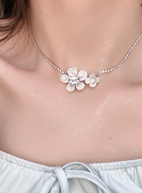 法式超仙气质夏季新款拼接白色花簇项链水钻方糖锁骨链颈链choker