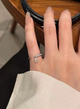 精致轻奢排钻白色水滴流苏戒指女小众设计感气质简约指环2024新款