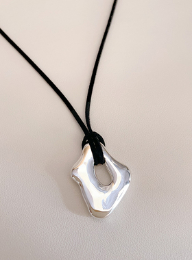 简约黑皮绳抽象几何吊坠项链女长款轻奢高级感毛衣链2024秋冬新款