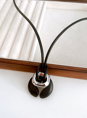 秋冬新款镂空木头项链小锁吊坠项链轻奢小众设计感长款黑绳毛衣链