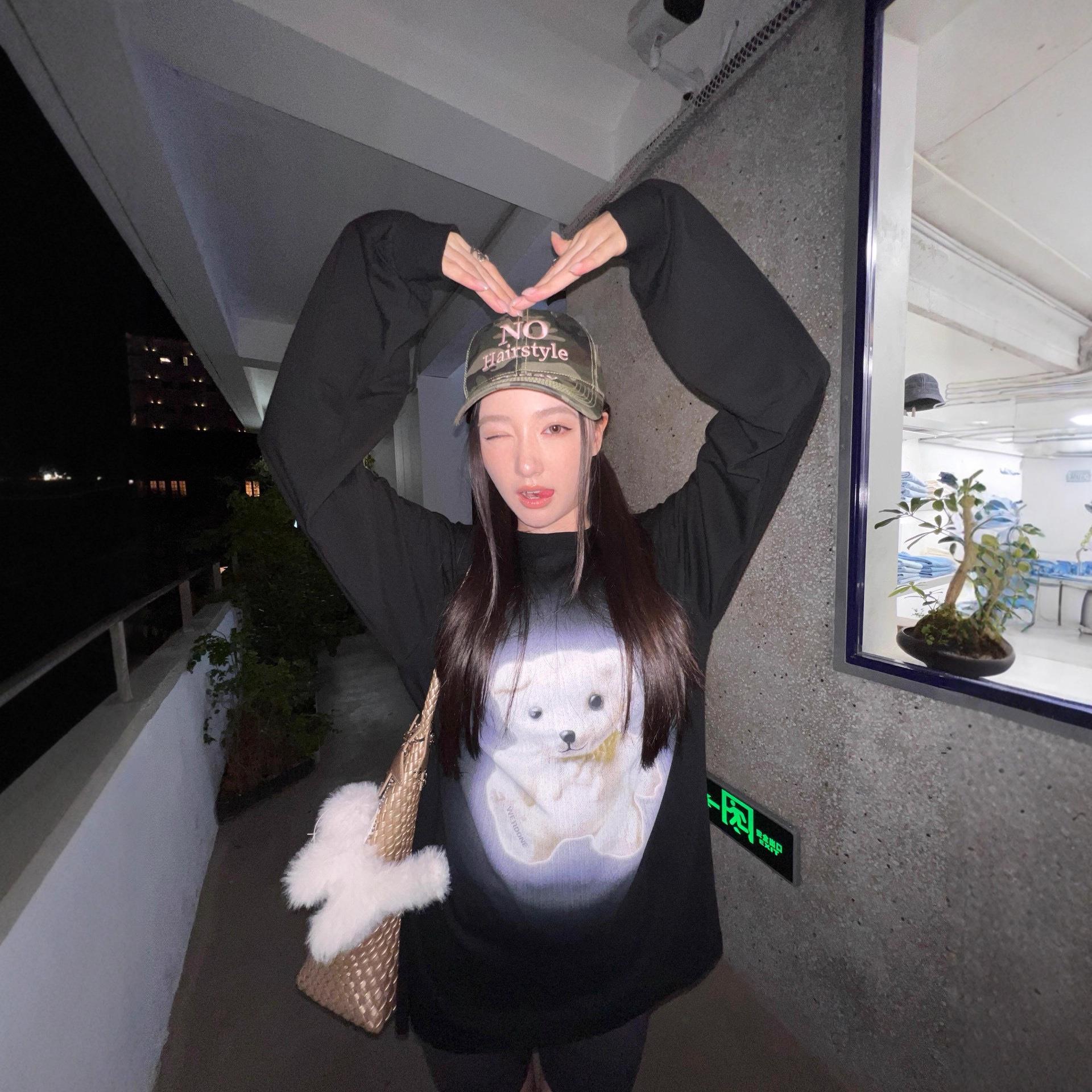 【现货】WE11DONE TRACK小众潮牌泰迪熊圆领长袖白墨直喷印花T恤 - 图1