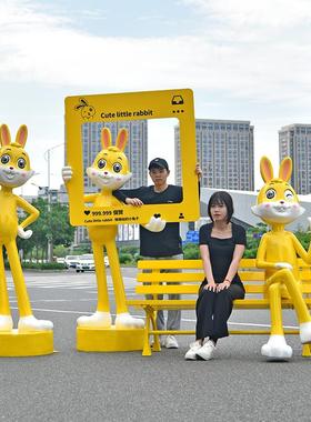 卡通兔子大摆件雕塑玻璃钢户外景观网红打卡拍照商场美陈装饰小品
