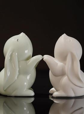 现代简约可爱小兔子摆件家居客厅办公桌面装饰品创意陶瓷玉兔摆设