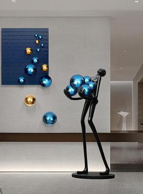 极速创意抽象g抱球人物雕塑摆件客厅酒店大堂售楼处不锈钢球壁饰j