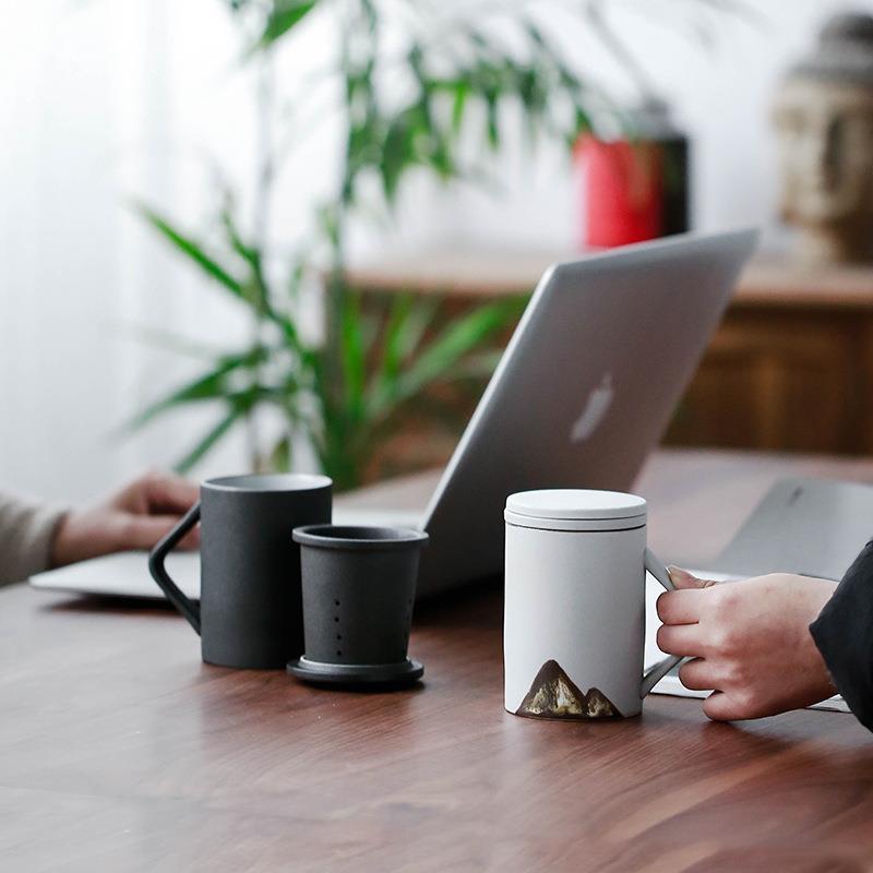 日式手绘山景办公杯 陶瓷马克杯带盖过滤大容量喝水杯泡茶杯 - 图2