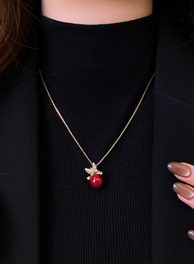 秋冬红色珍珠蝴蝶锆石吊坠项链女复古轻奢感毛衣链气质配饰品