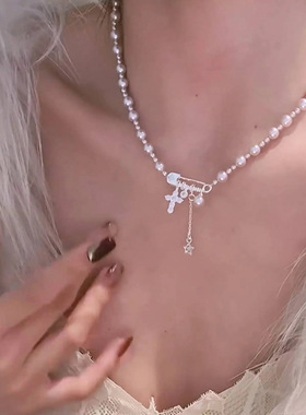 别针十字架吊坠珍珠项链配饰女款轻奢小众设计感串珠颈链饰品