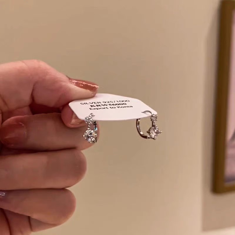 爆闪银色锆石耳扣2025新款爆款高级感耳环小众独特简约百搭耳饰女 - 图1