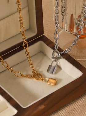 日本品质首饰不锈钢18k金OT扣锁形吊坠项链女个性百搭锁骨链钛钢