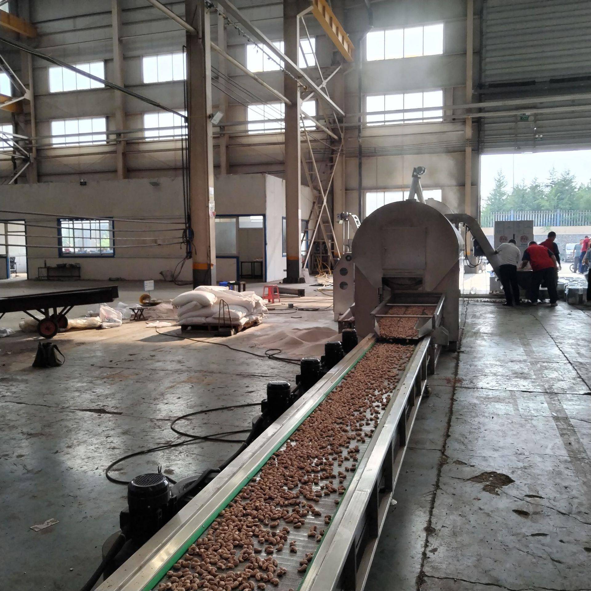 广西腰果炒货机全自动大型电磁炒辣椒机器连续式炒瓜子花生机器 - 图1