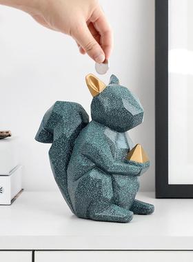 斯堪的纳维亚松鼠在小猪储蓄罐装饰品儿童的可移动的小猪储蓄罐客