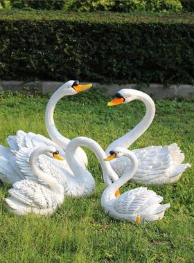 庭院水池塘鱼塘园林景观装饰造景浮水黑白天鹅仿真动物玻璃钢雕塑