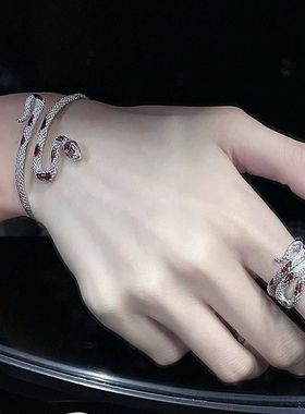 蛇年本命年手链小众红色蛇形手镯女小众轻奢冷淡风手环2024新款百