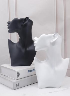北欧轻奢树脂黑白色客厅玄关人物雕塑摆件创意现代酒柜电视柜摆件