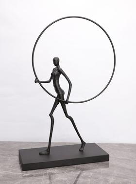 现代简约创意黑色金属扛圈人摆件售楼部酒店家居抽象软装饰品摆设