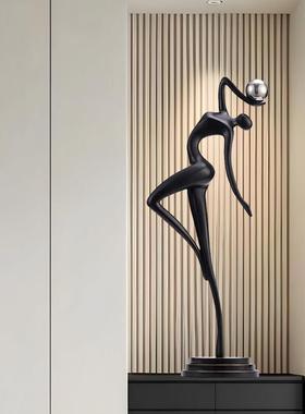 客厅入户玄关细高装饰摆件壁龛瘦长电视柜旁落地抽象艺术人物雕塑