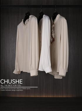 初舍印象 样板间衣帽间软装香槟色衣柜饰品衣服女士主卧摆件陈列