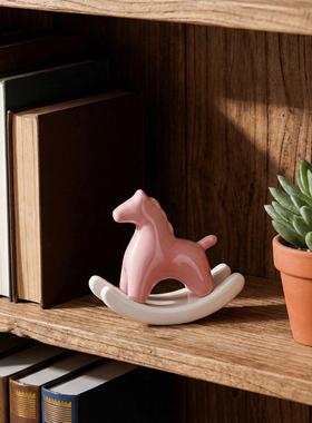 可爱摇摇马陶瓷摆件办公室桌面家居红色马创意新年礼物家居装饰品
