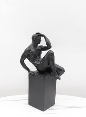 现代简约黑色抽象人像雕塑摆件样板房售楼处玄关坐姿人物软装饰品