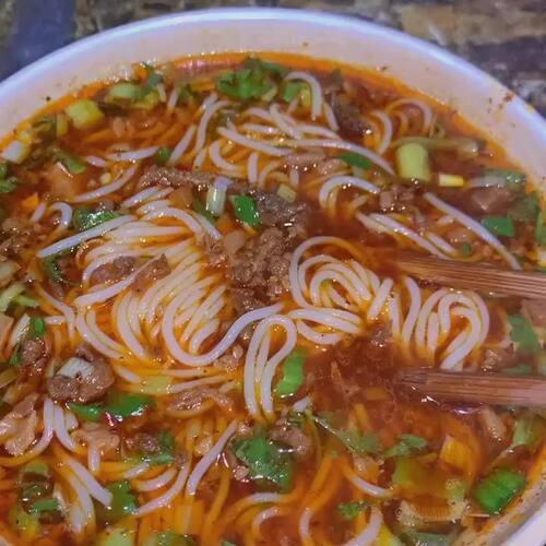 【冲泡】云南过桥米线米粉速食免煮夜宵零食整箱桶装熬夜解馋早餐 - 图0