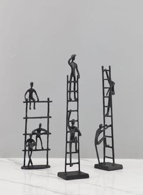简约现代金属黑色攀登人物摆件样板房售楼部家居客厅创意软装饰品