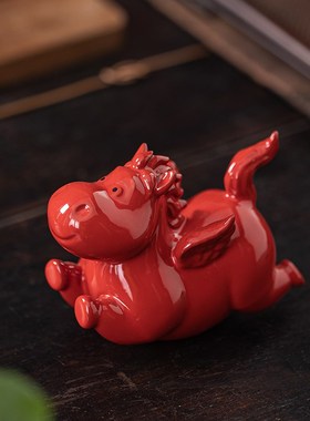 陶瓷红色马摆件招财客厅玄关办公室桌面装饰可爱飞天生肖马吉祥物