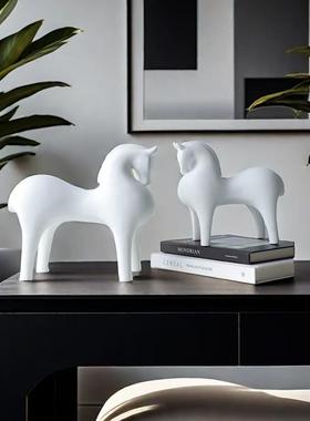 简约现代抽象马摆件北欧轻奢创意家居样板房办公室客厅玄关饰品