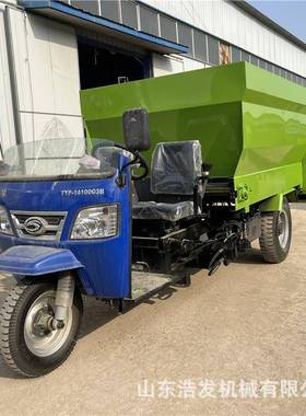 三立方羊场饲草料撒料车牛棚双侧刮板式喂料车行走式三轮布草车