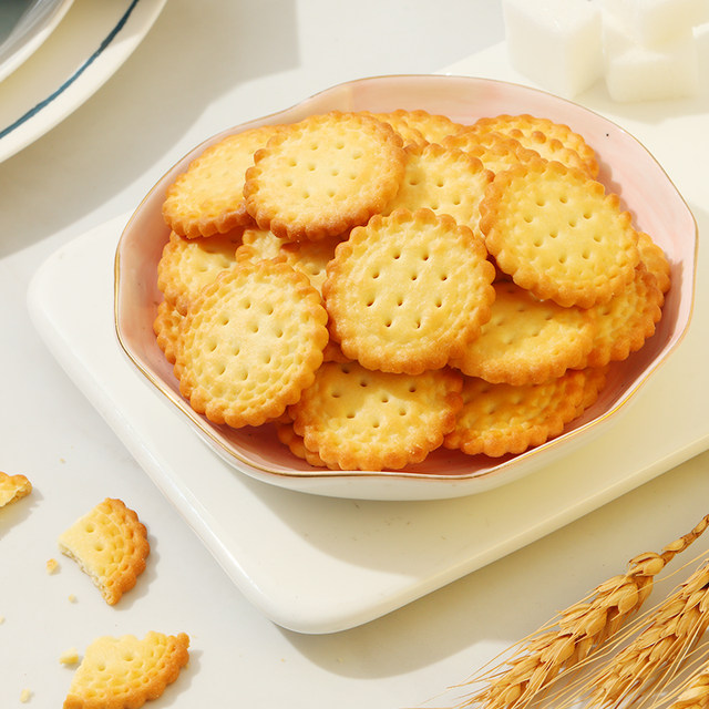 Three Squirrels Small Round Cake Milk Salt Flavor 100g Box