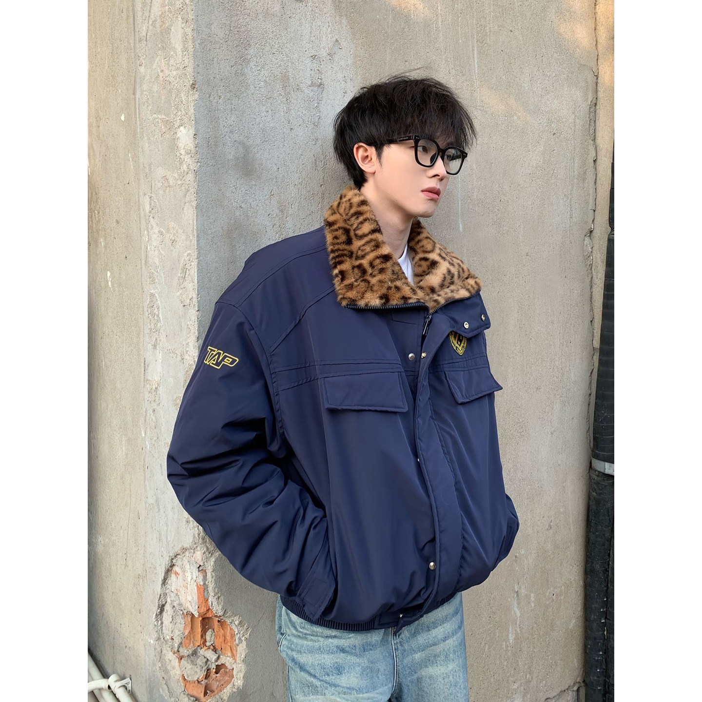 藏青色豹纹座山雕棉服复古蓝微喇牛仔裤搭配一整套男装冬装高级感,淘宝优惠券,粉丝福利购,淘宝优惠卷