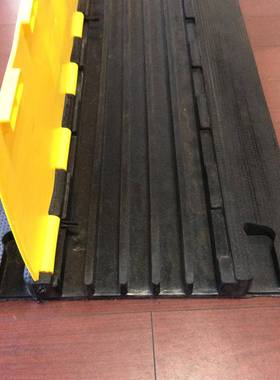 单槽道路活动减速带塑料+橡胶临时减速带型线槽减速带