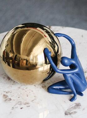 现代轻奢样板间客厅软装坐姿抱球人物雕塑摆件酒店展厅艺术品摆设