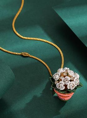 青岛饰品时尚珐琅彩釉粉色绑带蝴蝶结白色玫瑰花束吊坠项链