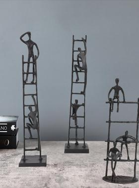 现代简约抽象金属黑色攀登人物摆件家居客厅创意软装桌面工艺摆件