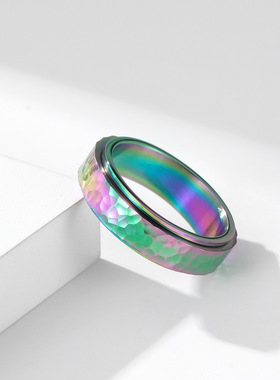 千风新款月坑钛钢旋转戒指手工捶