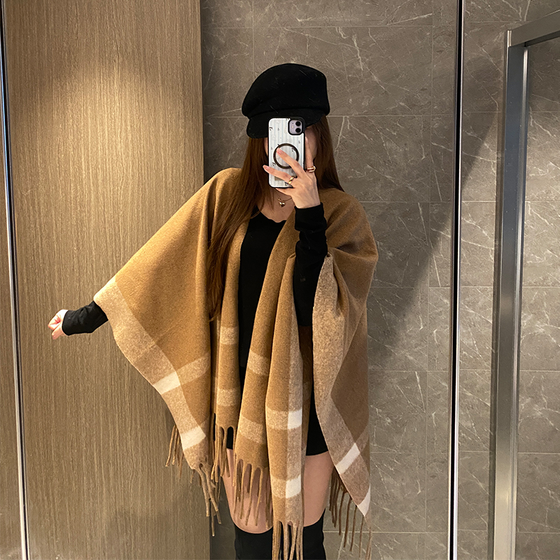 复古羊毛披肩女外搭秋冬季新款韩版保暖围巾高级感流苏斗篷披风