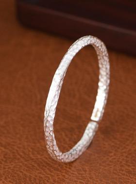 网红- 足银素银锤纹敲面莫比乌斯设计实心银条女款手镯银饰