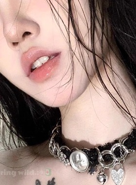 朋克复古黑色毛绒爱心项圈