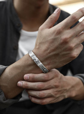 霸气个性貔貅只进不出藏银手镯