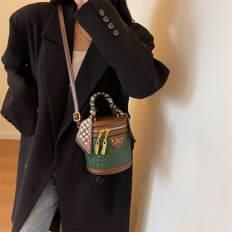 高级复古撞色小包包女2026新款时尚丝巾手提水桶包秋冬质感斜挎包,淘宝优惠券,粉丝福利购,淘宝优惠卷