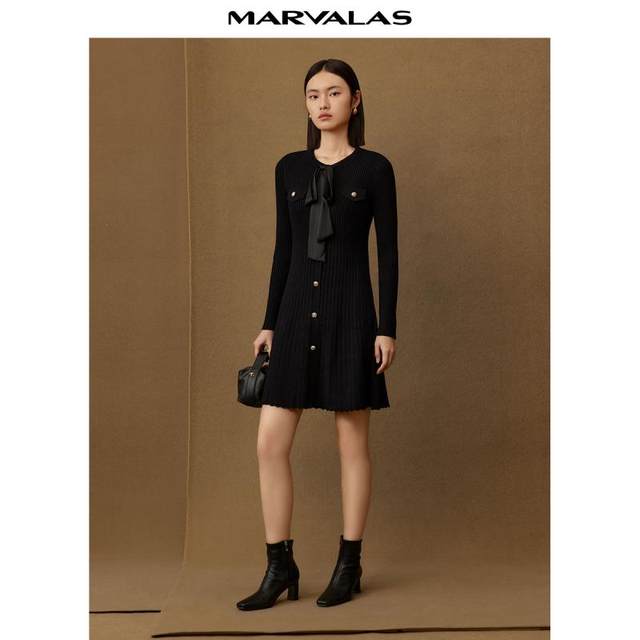 Mendes commuting neckline ribbon design