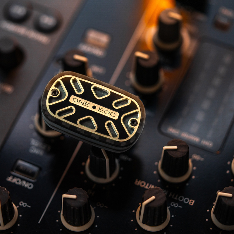 EDC碳纤维推牌无限位啪啪币解压玩具指尖陀螺ONE EDC黑科技啪啪牌 - 图0