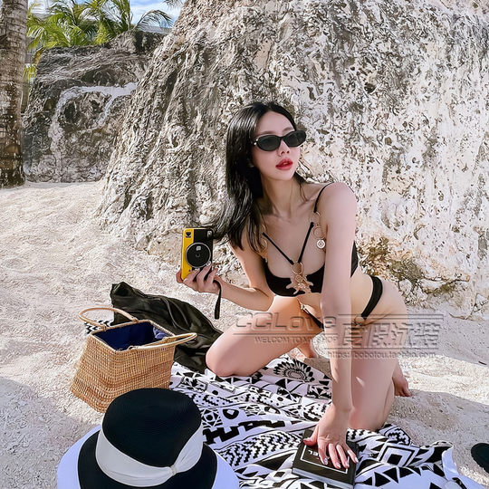 Maillot de bain sexy de style pièce noire de célébrité d'Internet maillot de bain trois pièces bikini push-up pour femmes fendues avec petite poitrine maillot de bain de station thermale