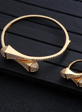 手镯小众手环女感风镶钻金设计欧美ring满玫瑰新款高级钻双金字塔